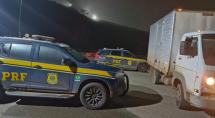 PRF recupera caminhão furtado e prende pai e filho na BR-262, em Betim