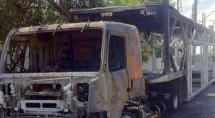 Carretas são incendiadas na avenida JK 
